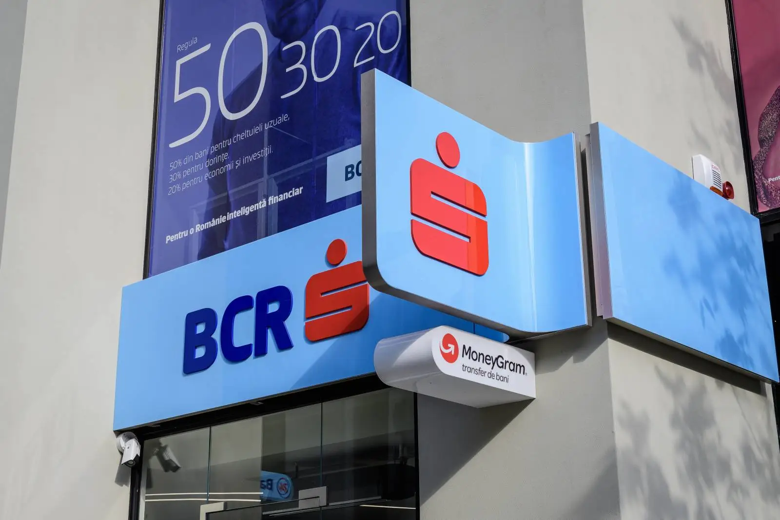 Cum să Aplici pentru Creditul de Nevoi George de la Banca Comercială Română